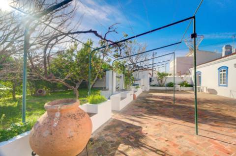 Quinta junto a núcleo urbano, com a possibilidade de construção de 7 moradias com piscina