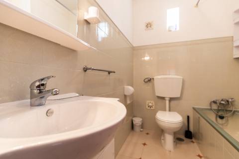 Exclusivo Edifício com 8 Apartamentos em Manta Rota, Algarve