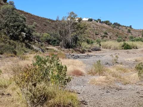 TERRENO COM 83.240 M2 - JUNTO A RIBEIRA DE ODELEITE - POSSIBILIDADE DE CONSTRUÇÃO HABITAÇÃO E TURISMO EM GALAXES - VAQUEIROS - ALCOUTIM