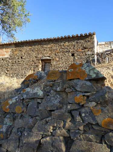 RUÍNA COM TERRENO E VISTA MAR NO MAGOITO EM ODELEITE - CASTRO MARIM