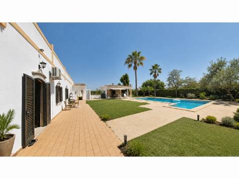 Moradia Típica T3 com piscina.