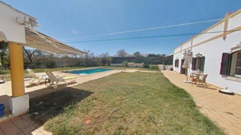 Moradia Típica T3 com piscina.