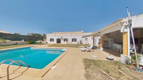 Moradia Típica T3 com piscina.