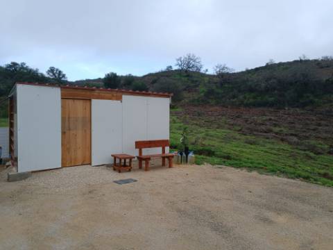 TERRENO RÚSTICO COM 720 M2 - COM SOLAR - BOMBAS - DEPOSITO DE ÁGUA - COM AMOVÍVEL - ALCARIAS GRANDES - CASTRO MARIM - ALGARVE