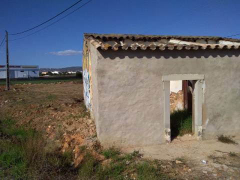 Terreno com uma ruina e viabilidade de construção de uma moradia com 300 m2 em São João da Venda, Loulé