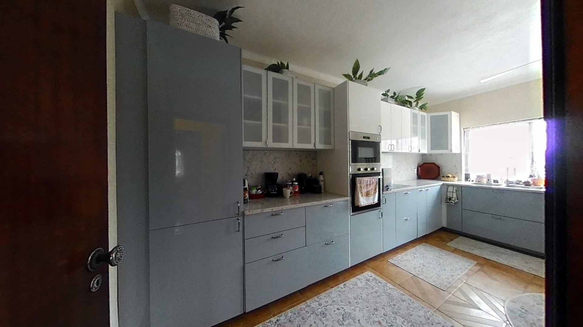 Fantástica moradia de 3 pisos com garagem, logradouro e jardim!