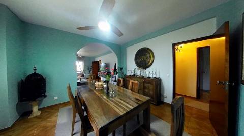 Fantástica moradia de 3 pisos com garagem, logradouro e jardim!