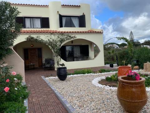 Fantástica moradia de 3 pisos com garagem, logradouro e jardim!