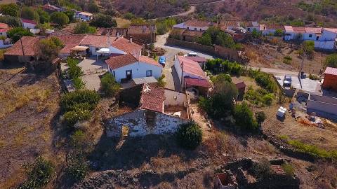 MORADIA ISOLADA EM RUÍNAS, PARA RECUPERAR COM TERRENO DE 1.560 M2 - AMPLIAR A 250 M2 - COM GARAGEM - PISCINA - ALCARIAS GRANDES - ALGARVE