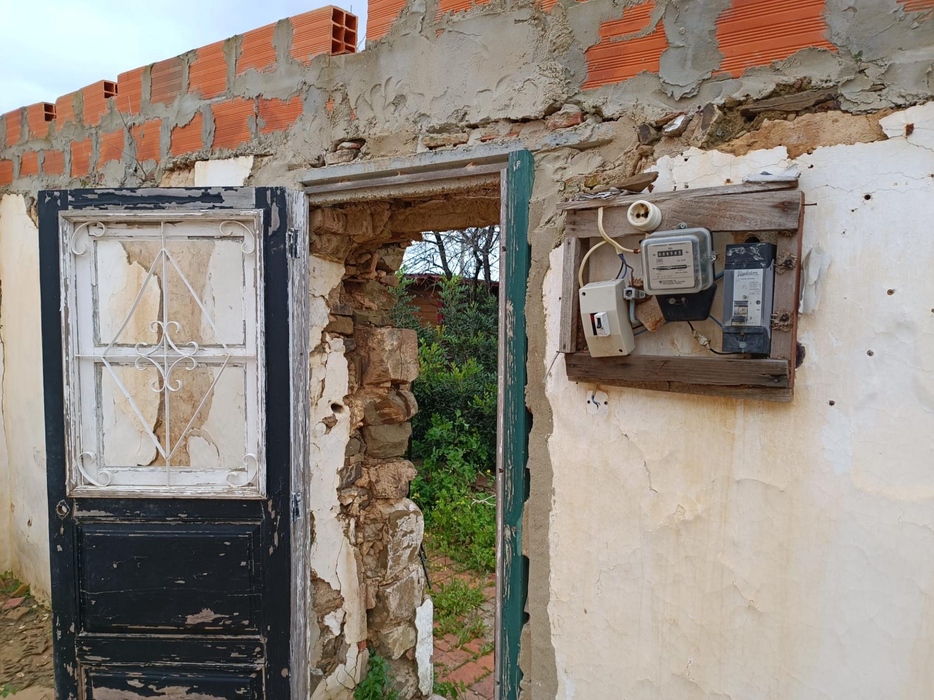 MORADIA ISOLADA EM RUÍNAS, PARA RECUPERAR COM TERRENO DE 1.560 M2 - AMPLIAR A 250 M2 - COM GARAGEM - PISCINA - ALCARIAS GRANDES - ALGARVE