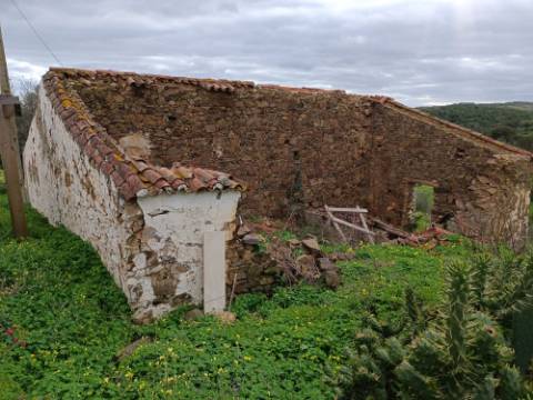 MORADIA ISOLADA EM RUÍNAS, PARA RECUPERAR COM TERRENO DE 1.560 M2 - AMPLIAR A 250 M2 - COM GARAGEM - PISCINA - ALCARIAS GRANDES - ALGARVE