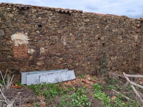 MORADIA ISOLADA EM RUÍNAS, PARA RECUPERAR COM TERRENO DE 1.560 M2 - AMPLIAR A 250 M2 - COM GARAGEM - PISCINA - ALCARIAS GRANDES - ALGARVE