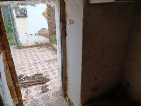 MORADIA ISOLADA EM RUÍNAS, PARA RECUPERAR COM TERRENO DE 1.560 M2 - AMPLIAR A 250 M2 - COM GARAGEM - PISCINA - ALCARIAS GRANDES - ALGARVE