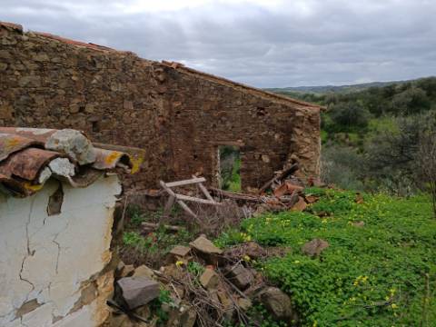 MORADIA ISOLADA EM RUÍNAS, PARA RECUPERAR COM TERRENO DE 1.560 M2 - AMPLIAR A 250 M2 - COM GARAGEM - PISCINA - ALCARIAS GRANDES - ALGARVE