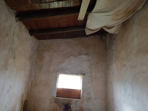MORADIA ISOLADA EM RUÍNAS, PARA RECUPERAR COM TERRENO DE 1.560 M2 - AMPLIAR A 250 M2 - COM GARAGEM - PISCINA - ALCARIAS GRANDES - ALGARVE