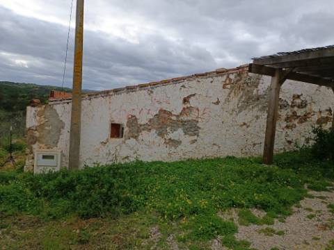 MORADIA ISOLADA EM RUÍNAS, PARA RECUPERAR COM TERRENO DE 1.560 M2 - AMPLIAR A 250 M2 - COM GARAGEM - PISCINA - ALCARIAS GRANDES - ALGARVE