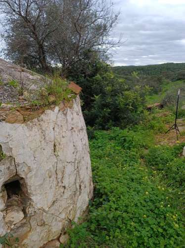 MORADIA ISOLADA EM RUÍNAS, PARA RECUPERAR COM TERRENO DE 1.560 M2 - AMPLIAR A 250 M2 - COM GARAGEM - PISCINA - ALCARIAS GRANDES - ALGARVE