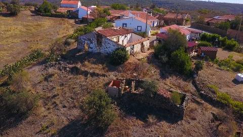 MORADIA ISOLADA EM RUÍNAS, PARA RECUPERAR COM TERRENO DE 1.560 M2 - AMPLIAR A 250 M2 - COM GARAGEM - PISCINA - ALCARIAS GRANDES - ALGARVE