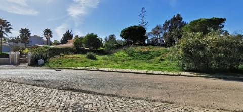 Terreno Urbano com 1008 m2 para construção de moradia.