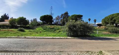 Terreno Urbano com 1008 m2 para construção de moradia.