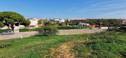 Terreno Urbano com 1008 m2 para construção de moradia.