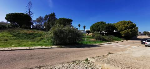 Terreno Urbano com 1008 m2 para construção de moradia.