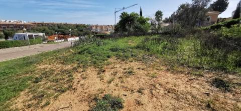 Terreno Urbano com 1008 m2 para construção de moradia.