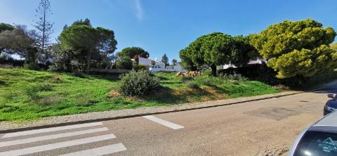 Terreno Urbano com 1008 m2 para construção de moradia.