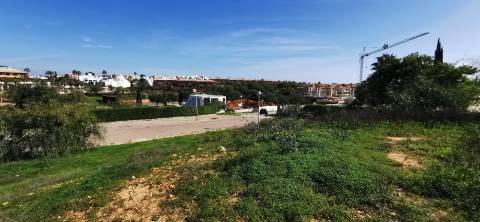 Terreno Urbano com 1008 m2 para construção de moradia.