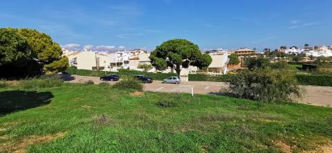 Terreno Urbano com 1008 m2 para construção de moradia.