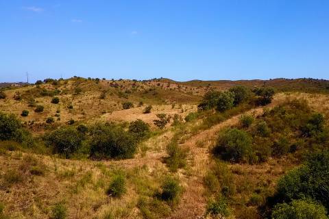TERRENO MISTO COM 1.200 M2 ÁREA URBANA E 12.7 HECTARES DE TERRENO COM LAGO PRIVADO EM BOTELHAS - CASTRO MARIM