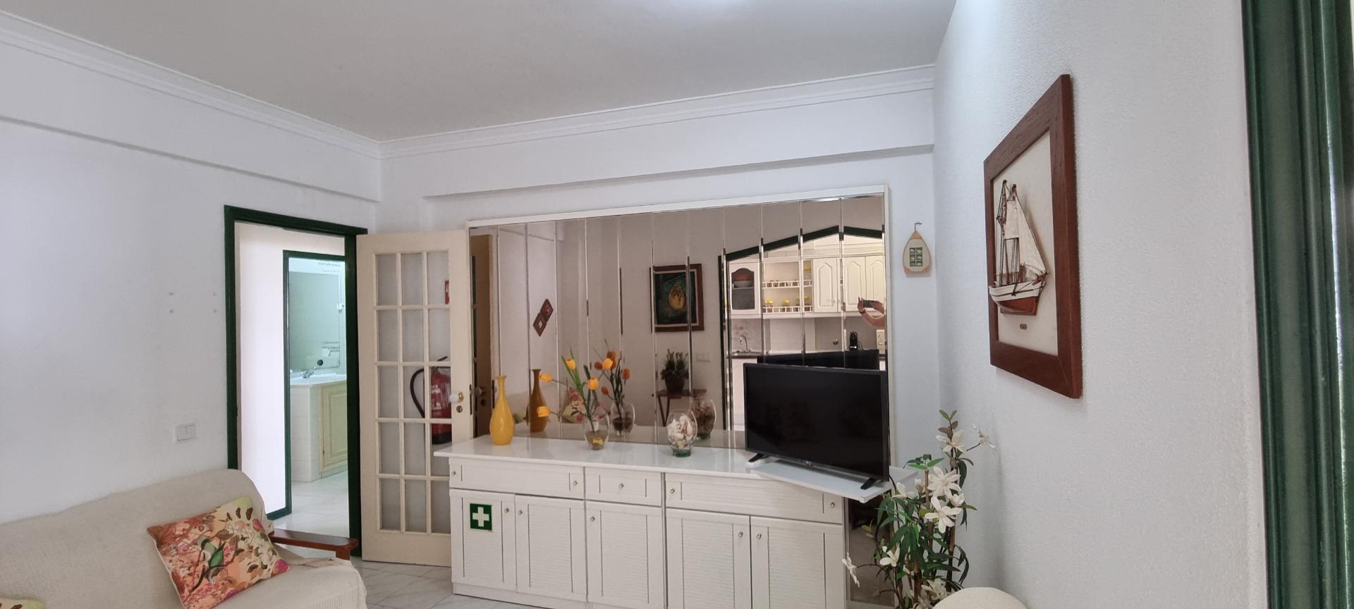 Apartamento T1+1 com Vista mar para arrendamento de Outubro a Maio
