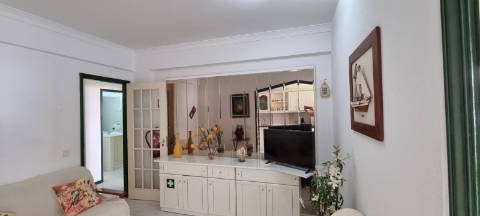 Apartamento T1+1 com Vista mar para arrendamento de Outubro a Maio
