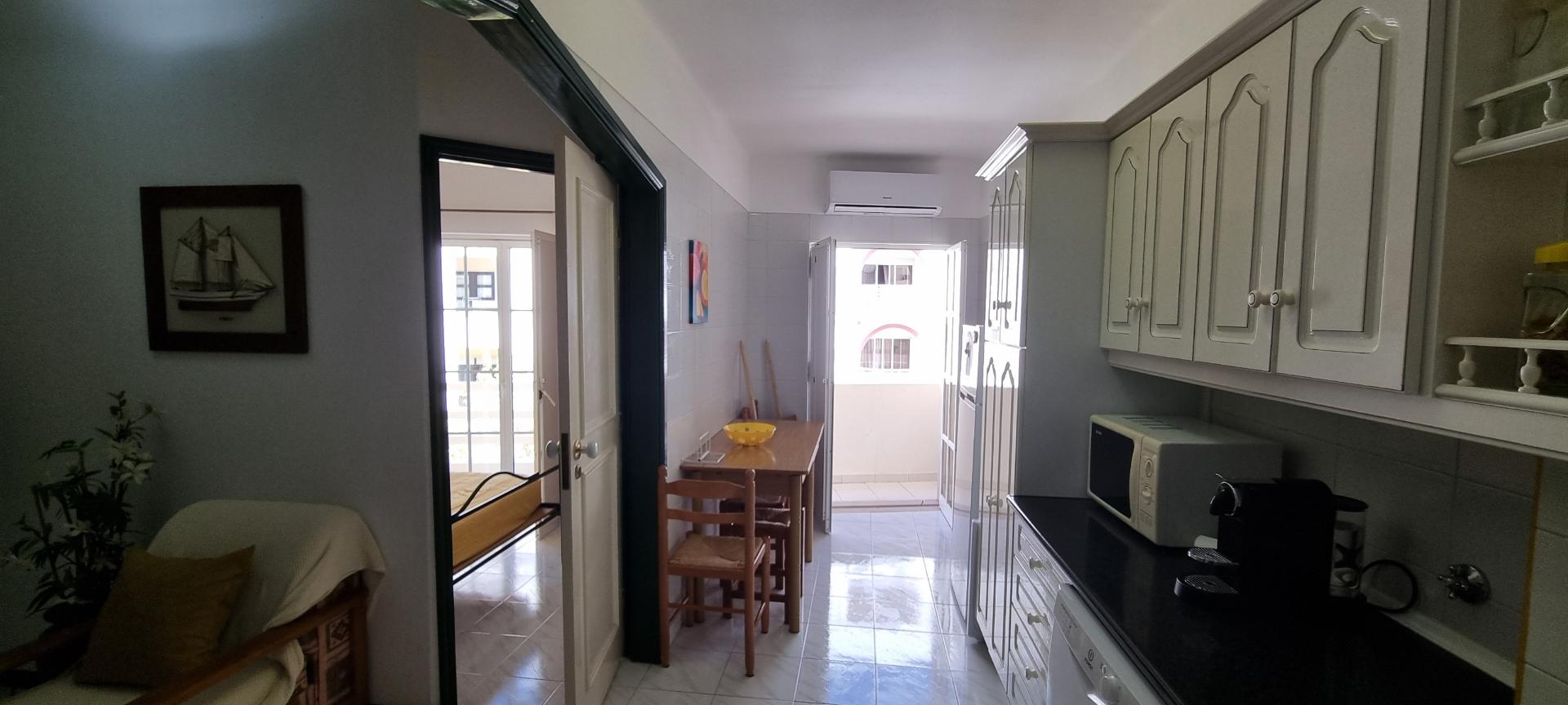 Apartamento T1+1 com Vista mar para arrendamento de Outubro a Maio