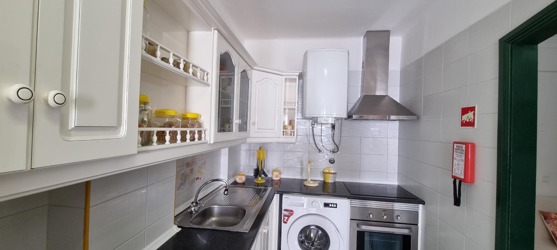 Apartamento T1+1 com Vista mar para arrendamento de Outubro a Maio