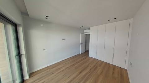 Penthouse T4+1 novo com piscina privativa e garagem em box