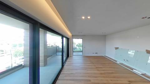Penthouse T4+1 novo com piscina privativa e garagem em box