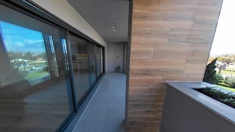 Penthouse T4+1 novo com piscina privativa e garagem em box