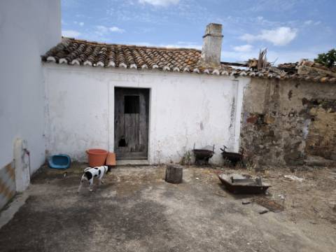 MORADIAS COM TERRENO DE 1.680 M2 - PARA RECONSTRUIR - NA ALDEIA DA SENTINELA EM CASTRO MARIM - ALGARVE