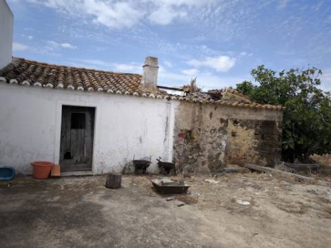 MORADIAS COM TERRENO DE 1.680 M2 - PARA RECONSTRUIR - NA ALDEIA DA SENTINELA EM CASTRO MARIM - ALGARVE