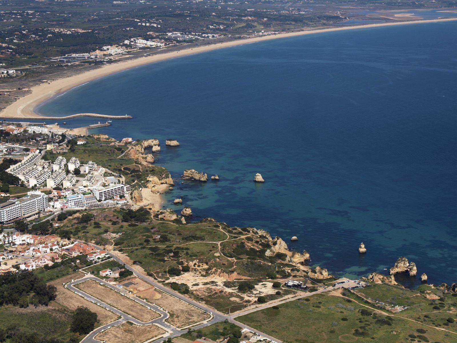 Terreno de 16085m2 com ruinas de 300m2 e 110m2 junto à Fabulosa Praia D. Ana, Lagos!!!