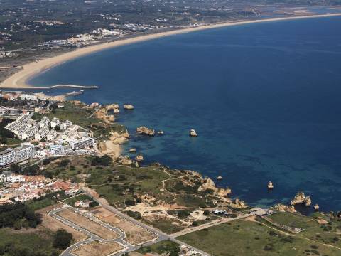 Terreno de 16085m2 com ruinas de 300m2 e 110m2 junto à Fabulosa Praia D. Ana, Lagos!!!