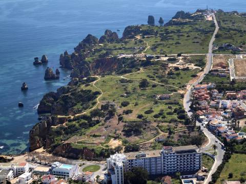 Terreno de 16085m2 com ruinas de 300m2 e 110m2 junto à Fabulosa Praia D. Ana, Lagos!!!