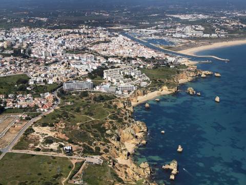 Terreno de 16085m2 com ruinas de 300m2 e 110m2 junto à Fabulosa Praia D. Ana, Lagos!!!