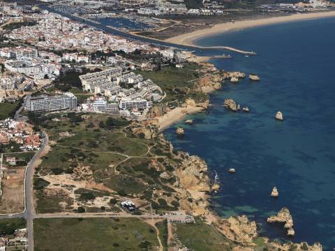 Terreno de 16085m2 com ruinas de 300m2 e 110m2 junto à Fabulosa Praia D. Ana, Lagos!!!