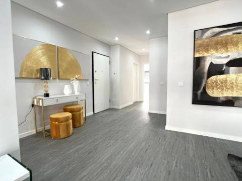 Apartamento T3 em Condomínio com Piscina .