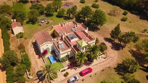 Moradia Térrea de 4 Quartos com 2ha em Local Privilegiado