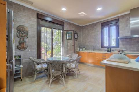 Moradia Térrea de 4 Quartos com 2ha em Local Privilegiado