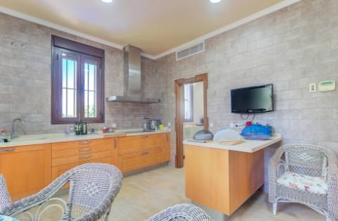 Moradia Térrea de 4 Quartos com 2ha em Local Privilegiado