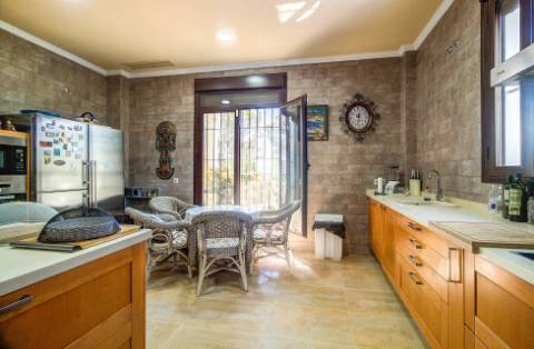 Moradia Térrea de 4 Quartos com 2ha em Local Privilegiado